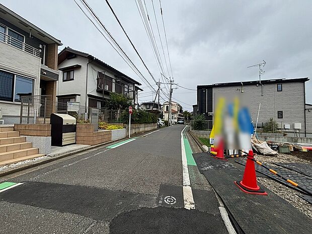 安心して暮らすことのできる住宅街。　住宅地の道路は一般に交通量が少なく車などの騒音が少ないため、住民にとって静かな生活環境が提供されます。 