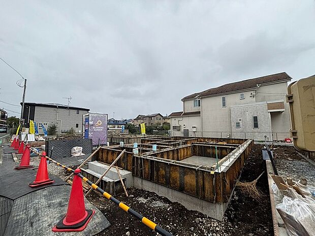 現在建物を建築中です、建築中の物件については現地確認の他、同施工会社の完成施工例のご案内、担当者のプレゼンテーションにてご検討ください。適切なご検討の方法をご説明させて頂きます。