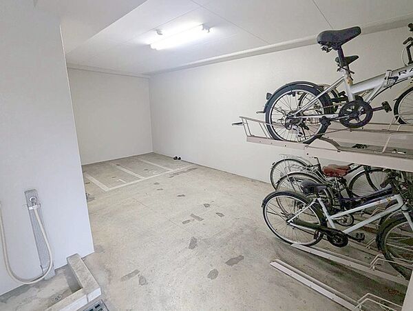 周辺の街並みの中で適度な主張、生活に溶け込むシンプルなデザインの外観が魅力のマンションです。