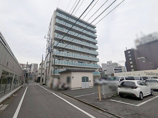 周辺の街並みの中で適度な主張、生活に溶け込むシンプルなデザインの外観が魅力のマンションです。
