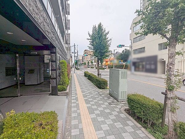 利便性と快適性を両立した立地。ショッピングやレストラン、公共交通機関へのアクセスが良好でありながら、周囲の緑豊かな自然環境も満喫できます。