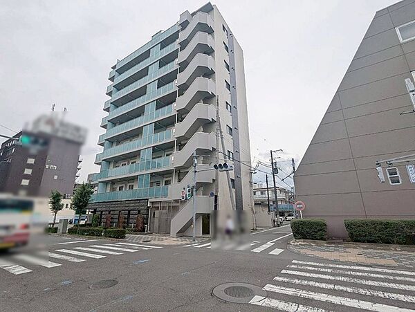 周辺の街並みの中で適度な主張、生活に溶け込むシンプルなデザインの外観が魅力のマンションです。