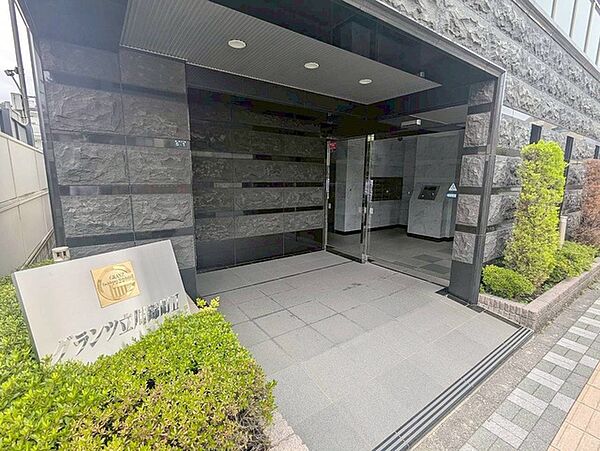 周辺の街並みの中で適度な主張、生活に溶け込むシンプルなデザインの外観が魅力のマンションです。