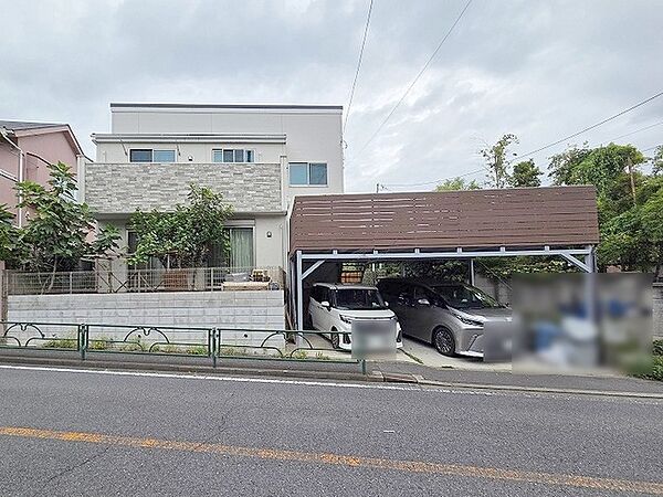 ゆとりある敷地が心地よい開放感を演出する住まいです。