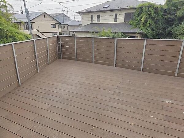 日々の忙しさやストレスから離れ、バルコニーで静かに深呼吸、心が穏やかになります。