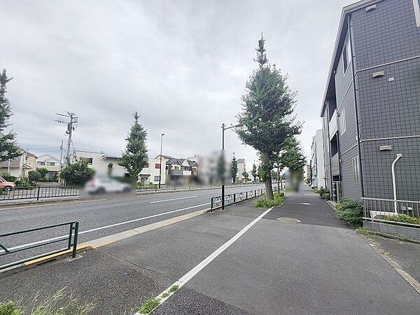 周辺の豊かな緑と調和した整ったロケーションです。