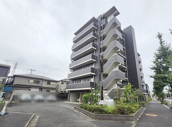 周辺の街並みの中で適度な主張、生活に溶け込むシンプルなデザインの外観が魅力の建物です。