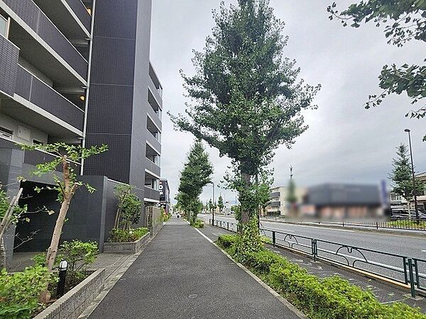 利便性と快適性を両立した立地。ショッピングやレストラン、公共交通機関へのアクセスが良好でありながら、周囲の緑豊かな自然環境も満喫できます。