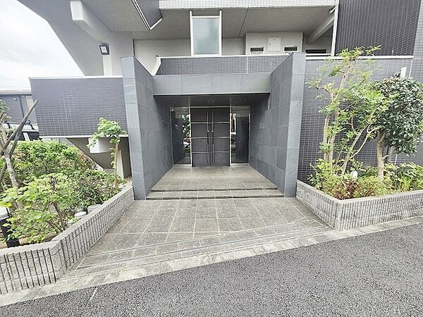 重厚感のあるタイル貼りが落ち着いた佇まいを演出するエントランスです。