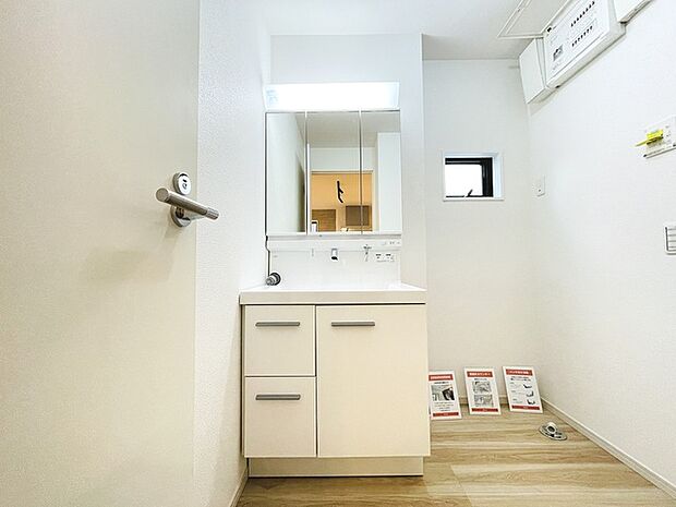 三面鏡に洗面台。 コンセントに照明機能、多機能性を備えた設備です。  