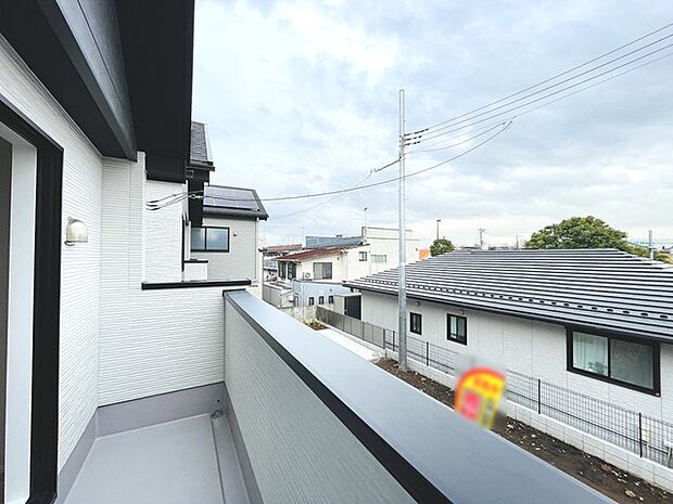 日々の忙しさやストレスから離れ、バルコニーで静かに深呼吸、心が穏やかになります。 