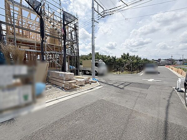 安心して暮らすことのできる住宅街。　住宅地の道路は一般に交通量が少なく車などの騒音が少ないため、住民にとって静かな生活環境が提供されます。