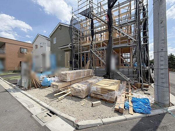周辺の街並みの中で適度な主張、生活に溶け込むシンプルなデザインの外観が魅力の一戸建です。