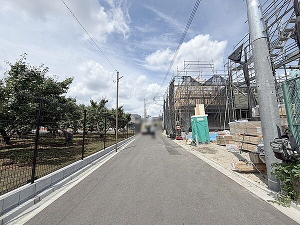 安心して暮らすことのできる住宅街。　住宅地の道路は一般に交通量が少なく車などの騒音が少ないため、住民にとって静かな生活環境が提供されます。