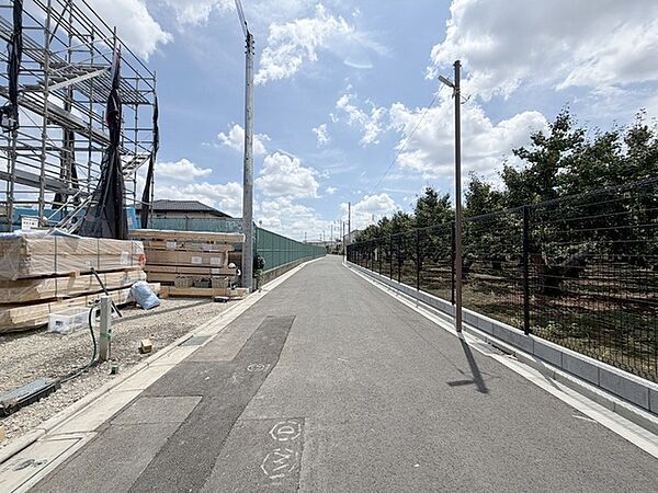 安心して暮らすことのできる住宅街。　住宅地の道路は一般に交通量が少なく車などの騒音が少ないため、住民にとって静かな生活環境が提供されます。