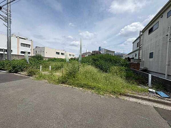 周辺は住宅が建ち並ぶ閑静な住宅街です。