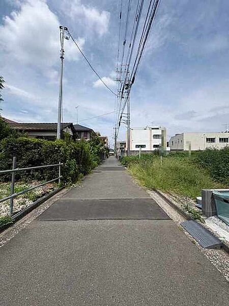 安心して暮らすことのできる住宅街。　住宅地の道路は一般に交通量が少なく車などの騒音が少ないため、住民にとって静かな生活環境が提供されます。