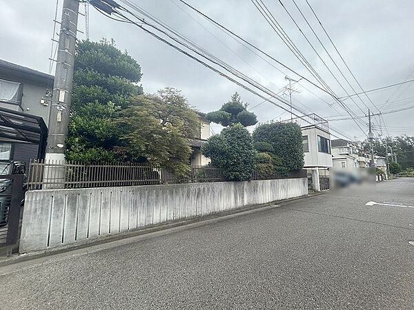 現地ご見学の際、スタッフが様々なご質問に対応いたします、周辺環境、前面道路、建築可能な建物について、ぜひご相談ください。