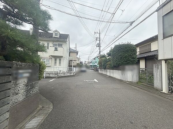 安心して暮らすことのできる住宅街。　住宅地の道路は一般に交通量が少なく車などの騒音が少ないため、住民にとって静かな生活環境が提供されます。