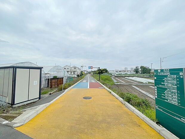 開放的な景色が広がり日常の移動も穏やかな時間になります。 