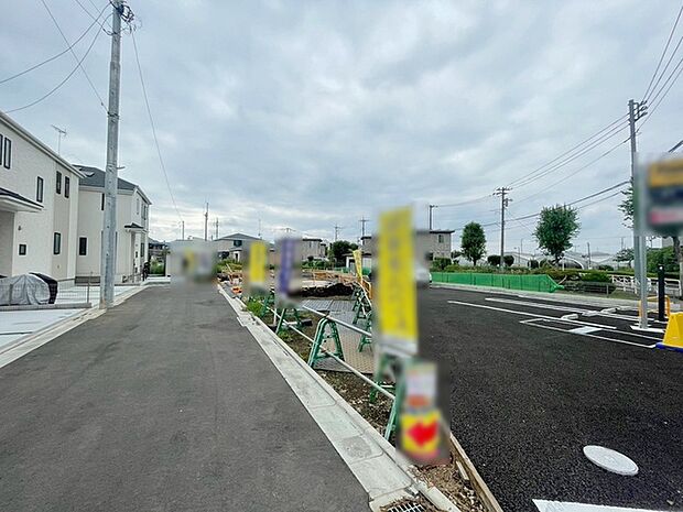 安心して暮らすことのできる住宅街。　住宅地の道路は一般に交通量が少なく車などの騒音が少ないため、住民にとって静かな生活環境が提供されます。 
