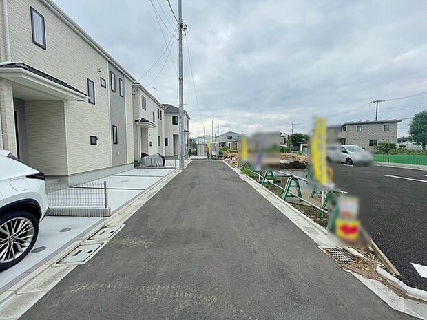 安心して暮らすことのできる住宅街。　住宅地の道路は一般に交通量が少なく車などの騒音が少ないため、住民にとって静かな生活環境が提供されます。 