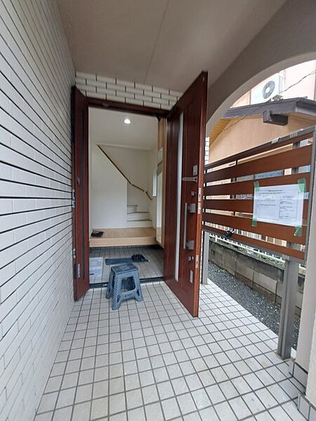 明るく広々とした玄関は、家に入る瞬間から心地よい居心地を感じさせます。