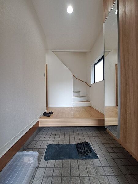玄関は家の第一印象を左右する重要な場所。ほどよい広さとスタイリッシュな色遣いが印象的です。