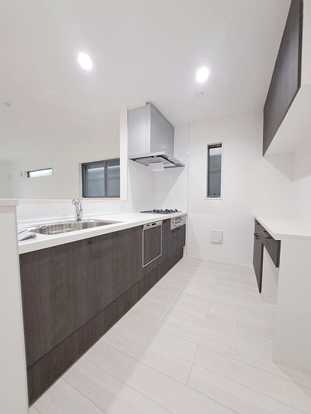 お料理をしながらリビングの家族やゲストとの会話が楽しめるカウンタータイプのキッチン。毎日のお料理を楽しく快適に。 