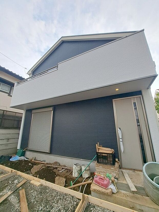 周辺の街並みの中で適度な主張、生活に溶け込むシンプルなデザインの外観が魅力の一戸建です。 