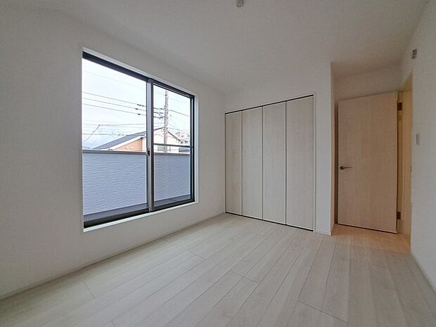 スタイリッシュなデザインと快適な居住性を兼ね備えた洋室。広々とした空間は、自分らしいインテリアを楽しむことができるほか、リラックスした時間を過ごすことができそうです。 