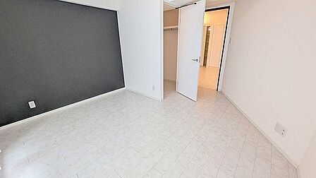 スタイリッシュなデザインと快適な居住性を兼ね備えた洋室。広々とした空間は、自分らしいインテリアを楽しむことができるほか、リラックスした時間を過ごすことができそうです。