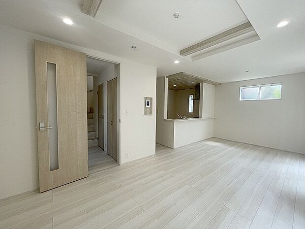 家族の集まるリビングは気持ちの良い自然光が差し込む団欒空間。室内のご見学予約も随時、受付中ですのでお気軽にお問合せください。 