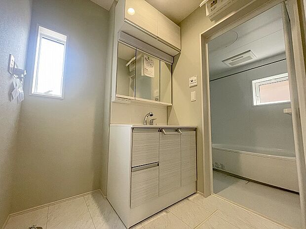 三面鏡に洗面台。 コンセントに照明機能、多機能性を備えた設備です。  
