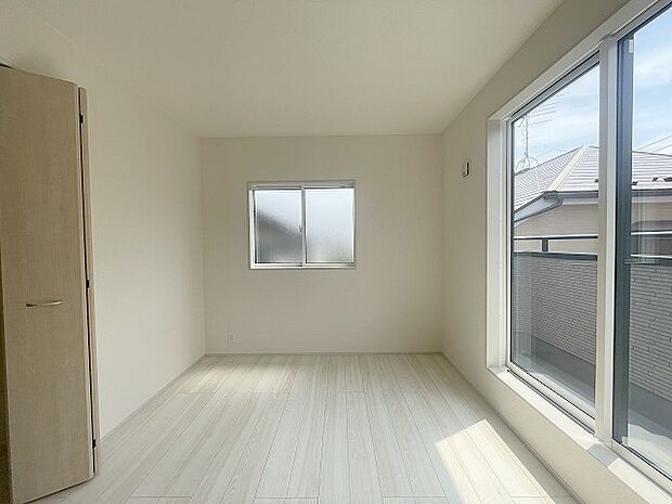 洋室はモダンなデザインと機能性を備え、快適な生活空間に。明るい窓から差し込む自然光が広々とした空間をさらに明るく開放的に感じさせます。  