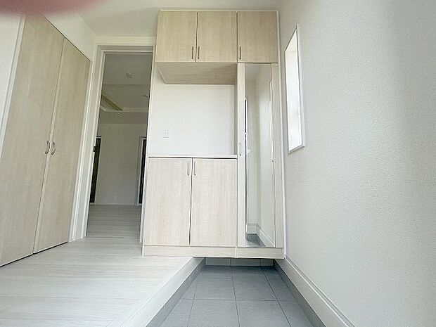 玄関は家の第一印象を左右する重要な場所。ほどよい広さとスタイリッシュな色遣いが印象的です。 
