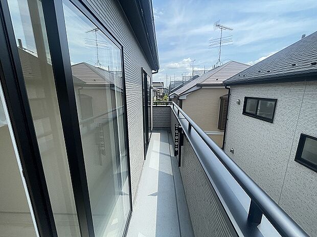 バルコニーからの眺望です。実際に現地で眺望もご確認ください。 