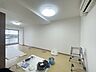 リビング/ダイニング：家族が食事するダイニングスペースをキッチンから見渡せる設計に。お料理をしながら家族とのコミュニケーションが増えそうな予感。 