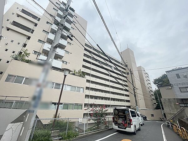 利便性と快適性を両立した立地。ショッピングやレストラン、公共交通機関へのアクセスが良好でありながら、周囲の緑豊かな自然環境も満喫できます。