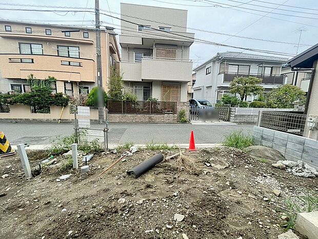 安心して暮らすことのできる住宅街。　住宅地の道路は一般に交通量が少なく車などの騒音が少ないため、住民にとって静かな生活環境が提供されます。 