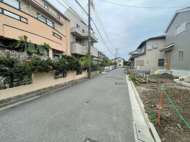 安心して暮らすことのできる住宅街。　住宅地の道路は一般に交通量が少なく車などの騒音が少ないため、住民にとって静かな生活環境が提供されます。 