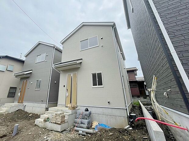 周辺の街並みの中で適度な主張、生活に溶け込むシンプルなデザインの外観が魅力の一戸建です。 