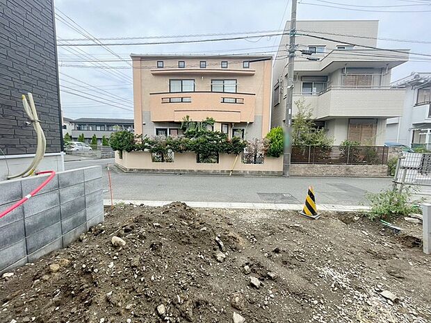 周辺は住宅が建ち並ぶ閑静な住宅街です。 