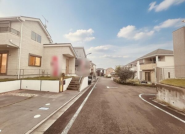 安心して暮らすことのできる住宅街。　住宅地の道路は一般に交通量が少なく車などの騒音が少ないため、住民にとって静かな生活環境が提供されます。
