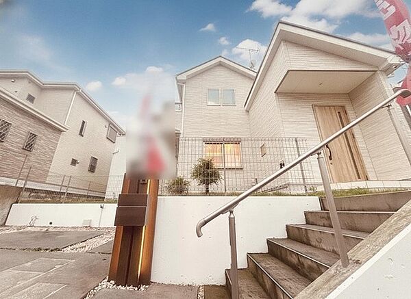 周辺の街並みの中で適度な主張、生活に溶け込むシンプルなデザインの外観が魅力の一戸建です。