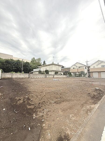 現地ご見学の際、スタッフが様々なご質問に対応いたします、周辺環境、前面道路、建築可能な建物について、ぜひご相談ください。