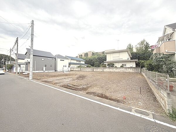 現地ご見学の際、スタッフが様々なご質問に対応いたします、周辺環境、前面道路、建築可能な建物について、ぜひご相談ください。