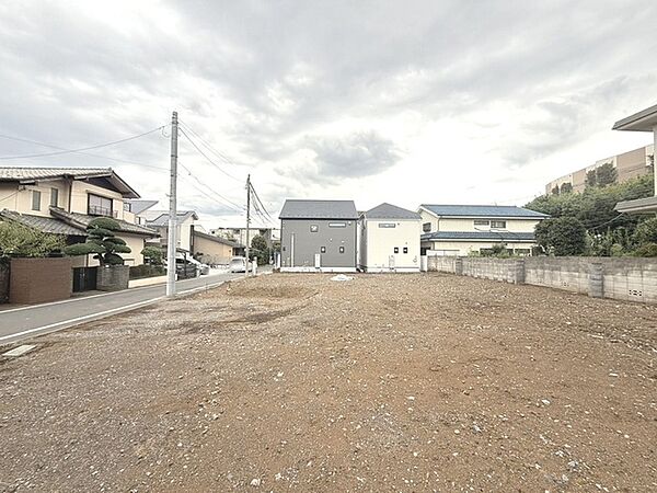 建築条件なしの敷地。弊社グループ「白馬建設」にて建物プランをご提案できます。実際の陽当たりやサイズ感を現地でお確かめください。