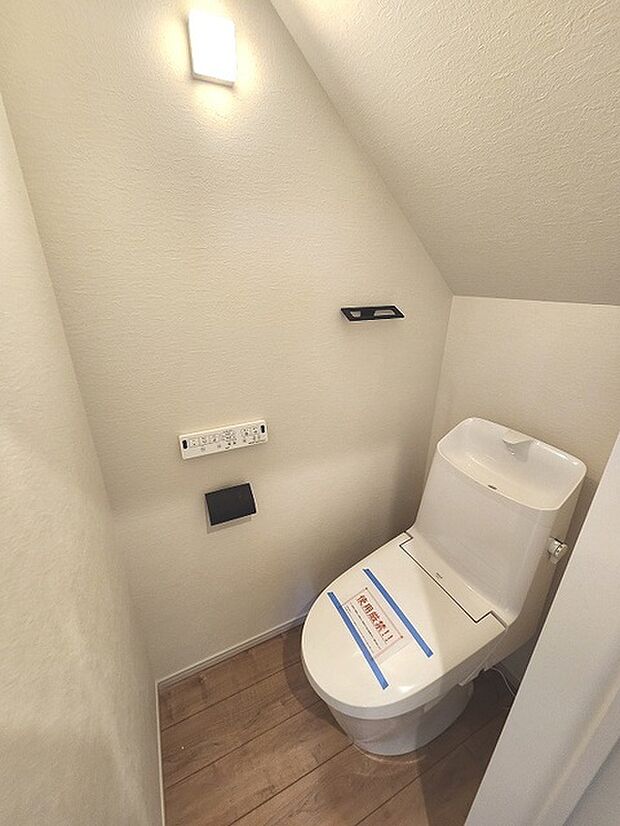 階段下を有効活用したトイレスペース。 便座はもちろんウォシュレット。