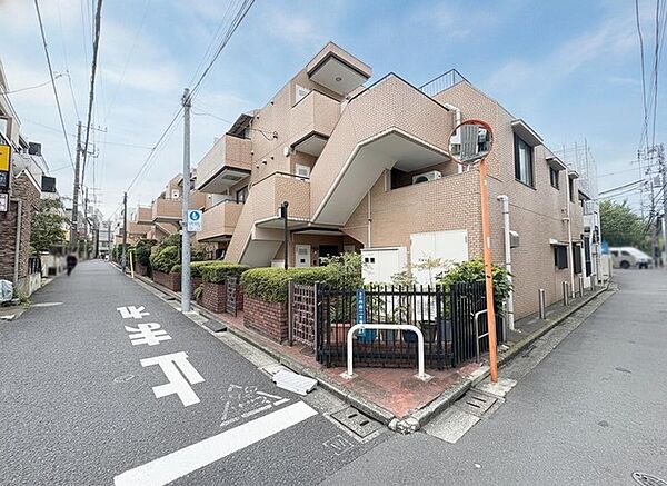 穏やかな街並みに馴染む落ち着いた佇まいの外観です。